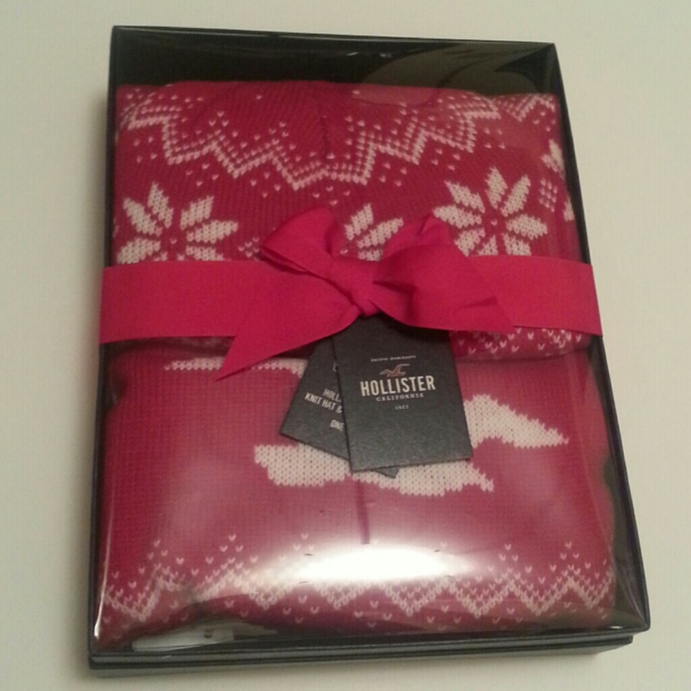 BNIB Hollister knit hat and eternity scarf set